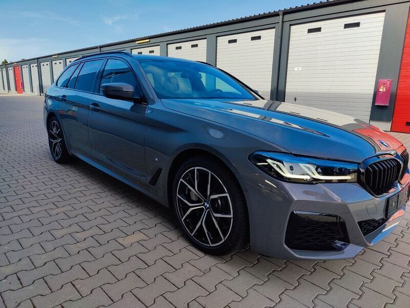 Berninagrau bernsteineffekt Gebraucht 2022 BMW 540 M Sport Kombi | 79.500 € - Bild 1/4