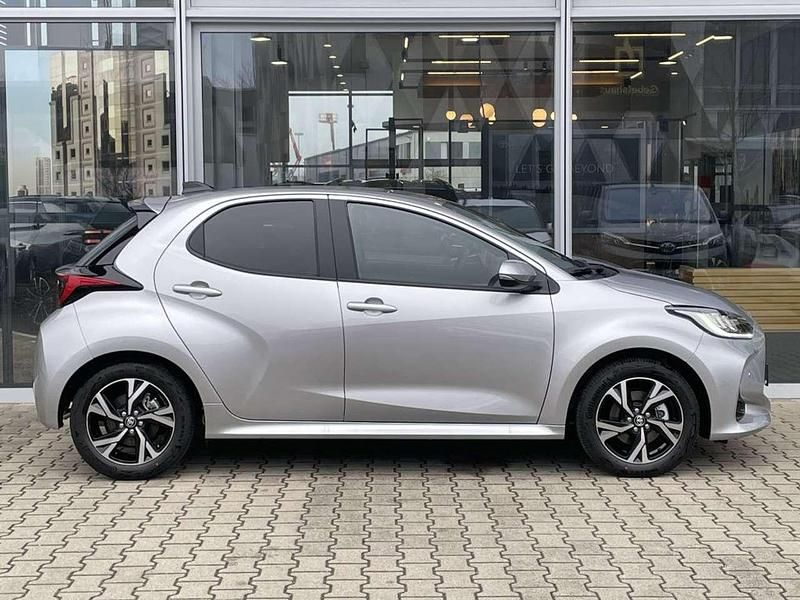 Neu Toyota Yaris Hybrid 116 PS (85 kW) 2025 Shimmering silber metallic Kleinwagen