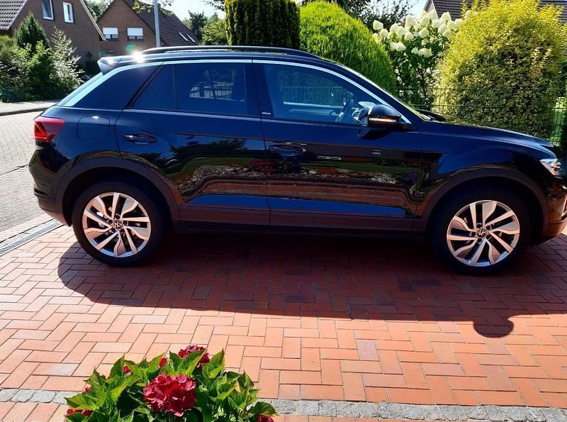 Schwarz Gebraucht 2024 VW T-Roc Move SUV | 27.990 € (Guter Preis) - Bild 1/4