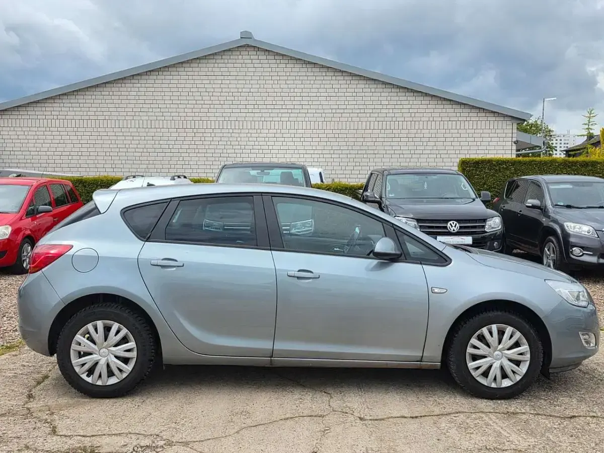 Gebraucht Opel Astra Design Edition 140 PS (102 kW) 2011 Silbersee/silver lake Limousine