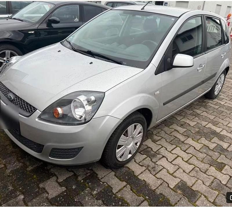 Gebraucht Ford Fiesta Ambiente 80 PS (58 kW) 2008 Silber Kleinwagen