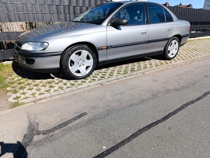 Silber Gebraucht 1995 Opel Omega Limousine | 8.500 € - Bild 1/4