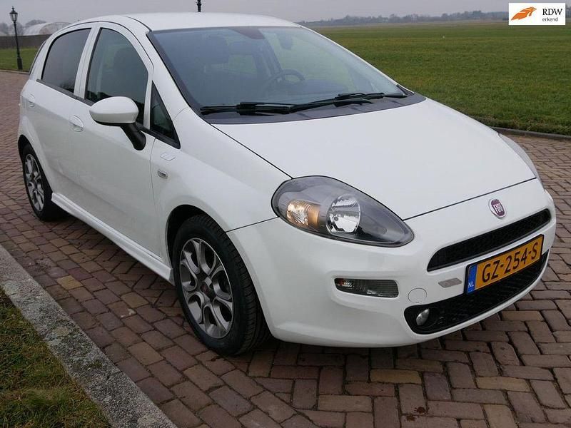 Weiß Gebraucht 2015 Fiat Punto Evo Lounge Kleinwagen | 4.355 € (Fairer Preis) - Bild 1/3