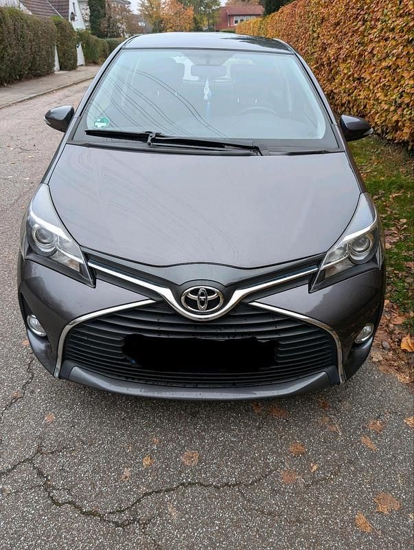 Grau Gebraucht 2015 Toyota Yaris Kleinwagen | 8.750 € (Fairer Preis) - Bild 1/4