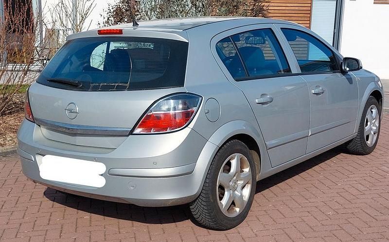 Gebraucht Opel Astra Edition 140 PS (102 kW) 2007 Silber Limousine