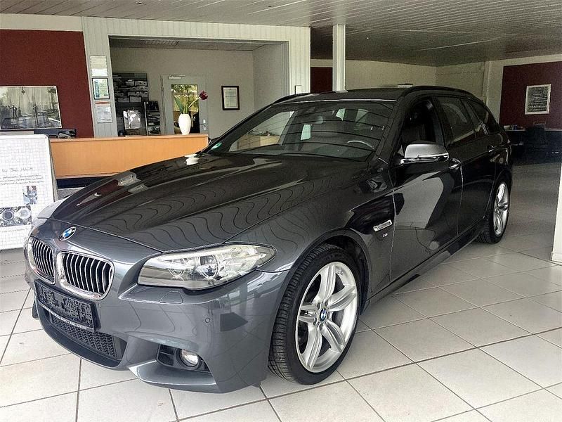 Mineralgrau metallic Gebraucht 2016 BMW 520 Sport Line Kombi | 21.945 € (Teuer) - Bild 1/4