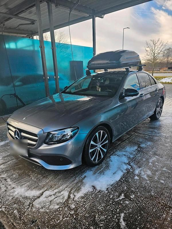 Grau Gebraucht 2016 Mercedes E220 Limousine | 23.500 € - Bild 1/4