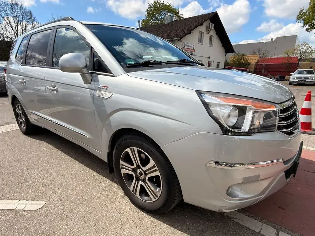 Gebraucht SsangYong Rodius Quartz 155 PS (114 kW) 2015 Silber Van / Kleinbus