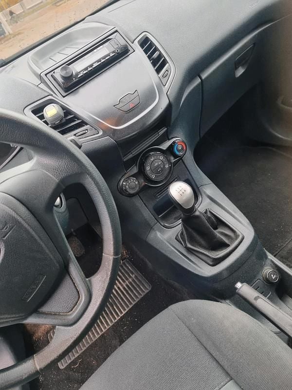 Gebraucht Ford Fiesta 75 PS (55 kW) 2012 Weiß Kleinwagen