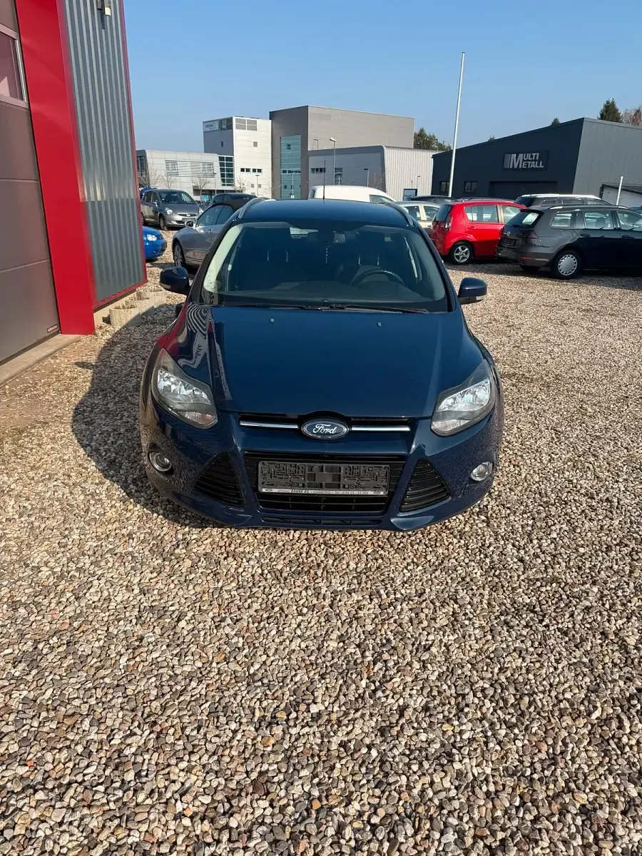 Używany Ford Focus Titanium 140 KM (102 kW) 2011 Niebieski Sedan/Limuzyna
