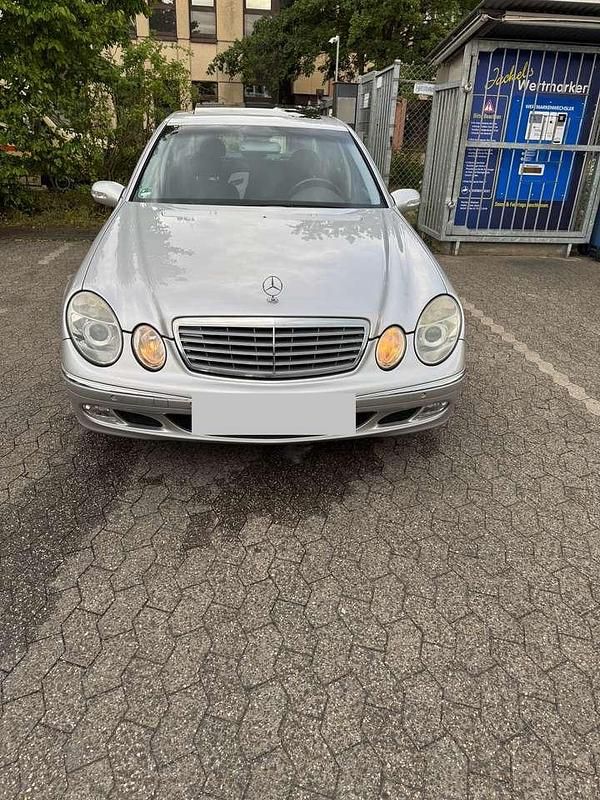 Grau Gebraucht 2002 Mercedes E240 Avantgarde Limousine | 7.300 € (Teuer) - Bild 1/4