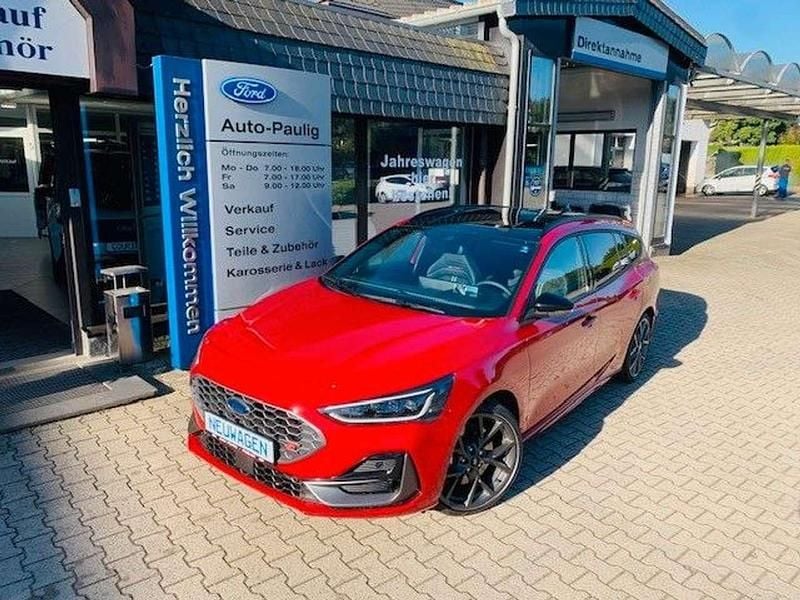 Fantastic red metallic Neu 2025 Ford Focus ST Kombi | 38.980 € (Guter Preis) - Bild 1/4