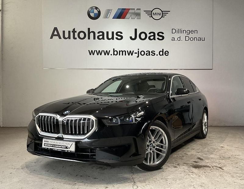 Gebraucht BMW 550e 489 PS (359 kW) 2024 Saphirschwarz Limousine