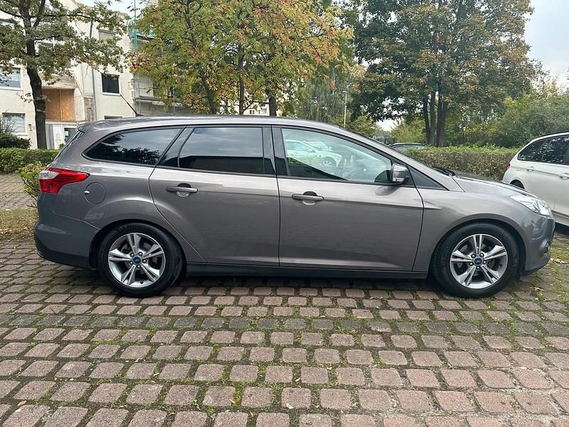 Braun Gebraucht 2014 Ford Focus Kombi | 4.200 € (Fairer Preis) - Bild 1/4