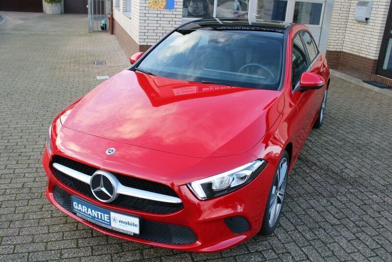 Rot Gebraucht 2021 Mercedes A200 Style Limousine | 29.300 € - Bild 1/4