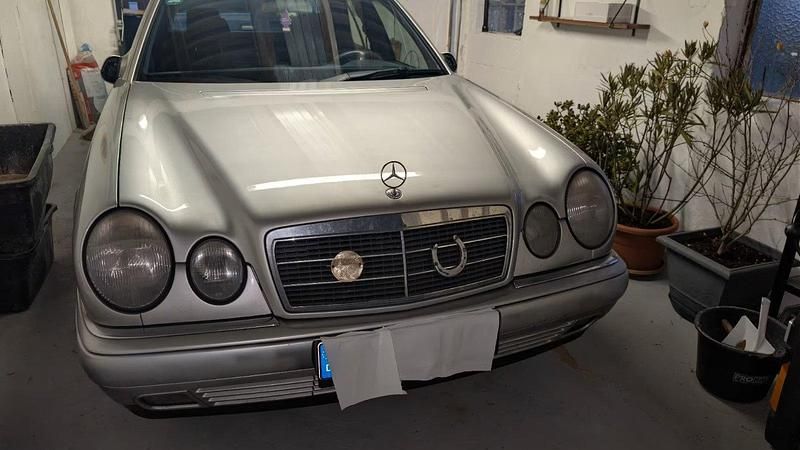 Gebraucht Mercedes E280 193 PS (141 kW) 1997 Silber Limousine