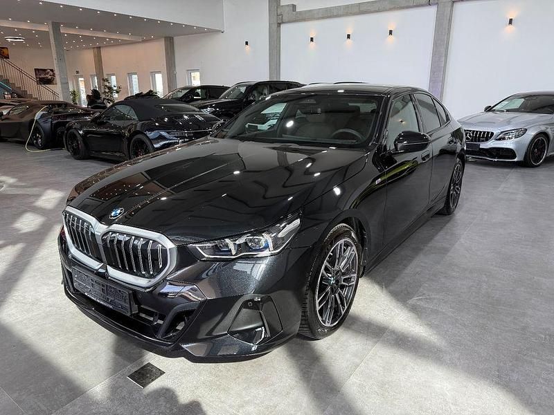 Schwarz Gebraucht 2024 BMW 520 M Sport Limousine | 51.999 € (Fairer Preis) - Bild 1/4