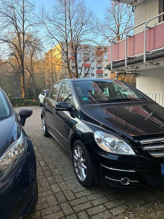 Gebraucht Mercedes B180 116 PS (85 kW) 2011 Schwarz Van / Kleinbus