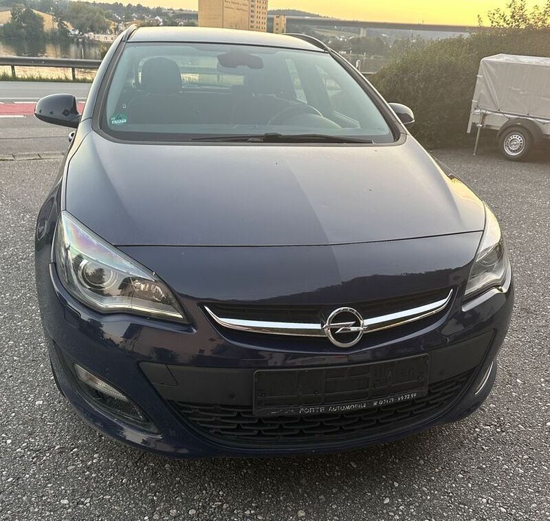 Blau Gebraucht 2014 Opel Astra Edition Kombi | 4.290 € (Etwas zu teuer) - Bild 1/4