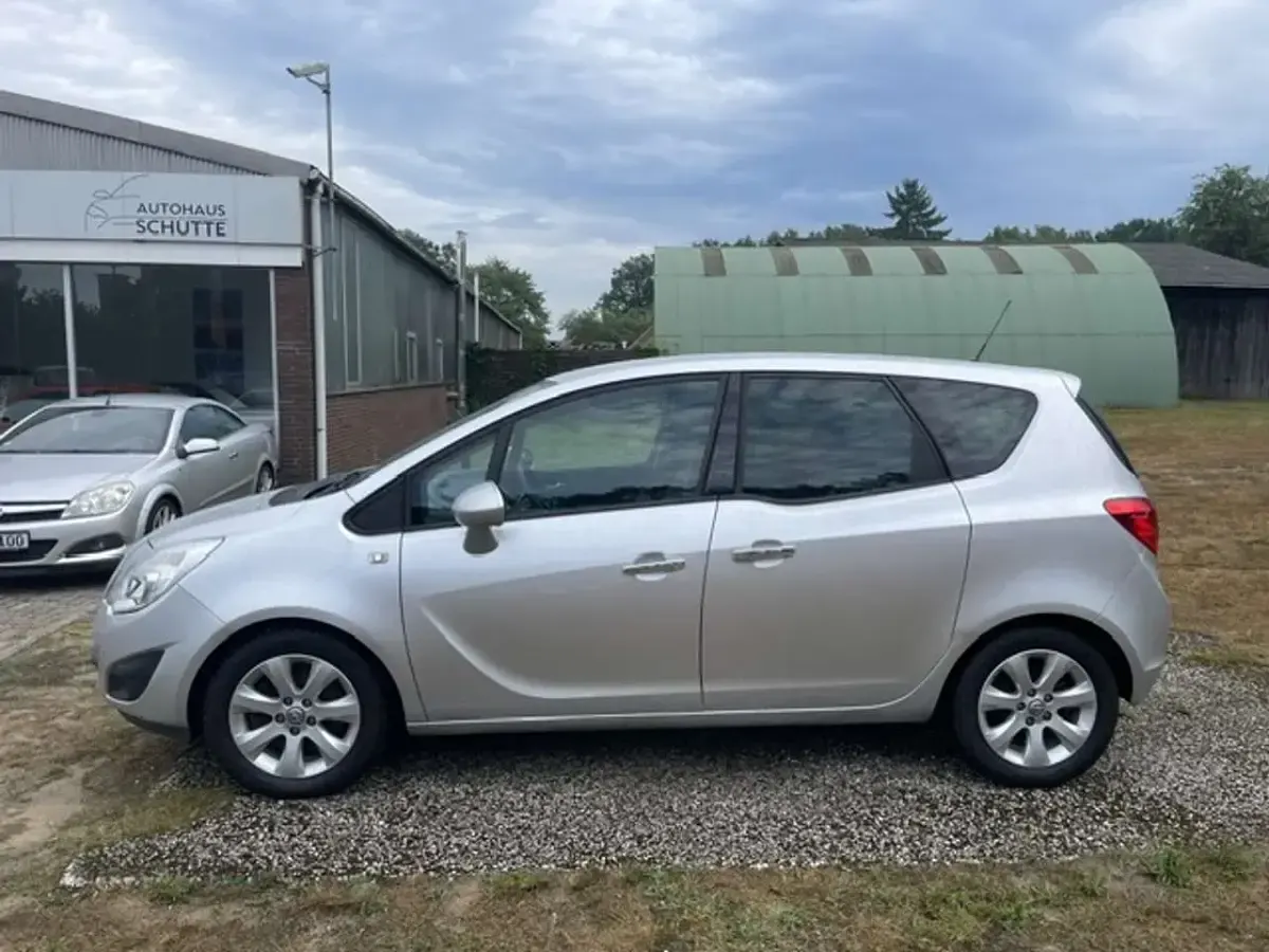 Gebraucht Opel Meriva Innovation 110 PS (80 kW) 2011 Starsilber iii m2 Van / Kleinbus