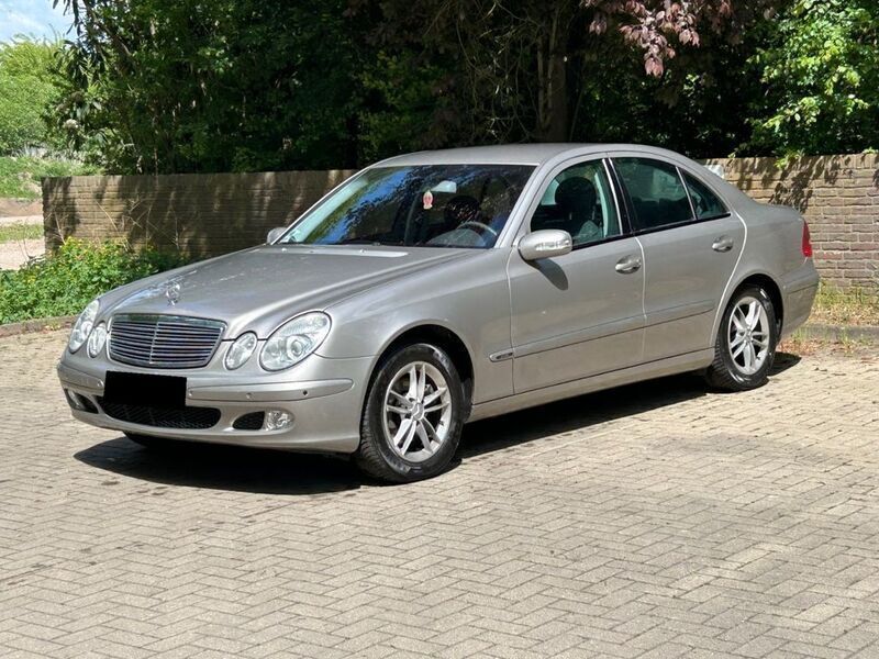 Cubanitsilber metallic Gebraucht 2004 Mercedes E220 Limousine | 5.390 € (Fairer Preis) - Bild 1/4