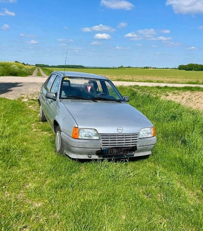 Silber Gebraucht 1986 Opel Kadett Limousine | 3.850 € - Bild 1/4