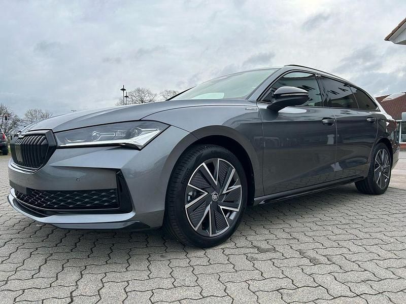Neu Skoda Superb SportLine 193 PS (141 kW) 2026 Grau Kombi