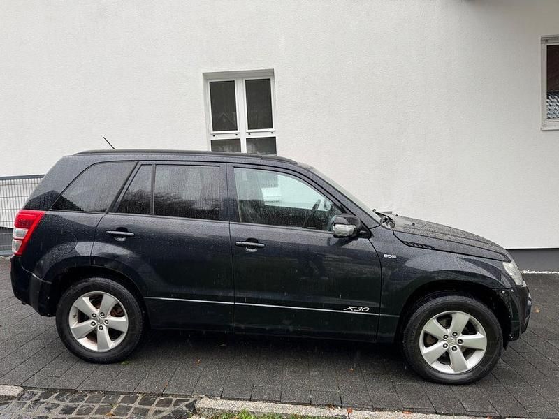 Schwarz Gebraucht 2012 Suzuki Grand Vitara SUV | 7.900 € (Superpreis) - Bild 1/4