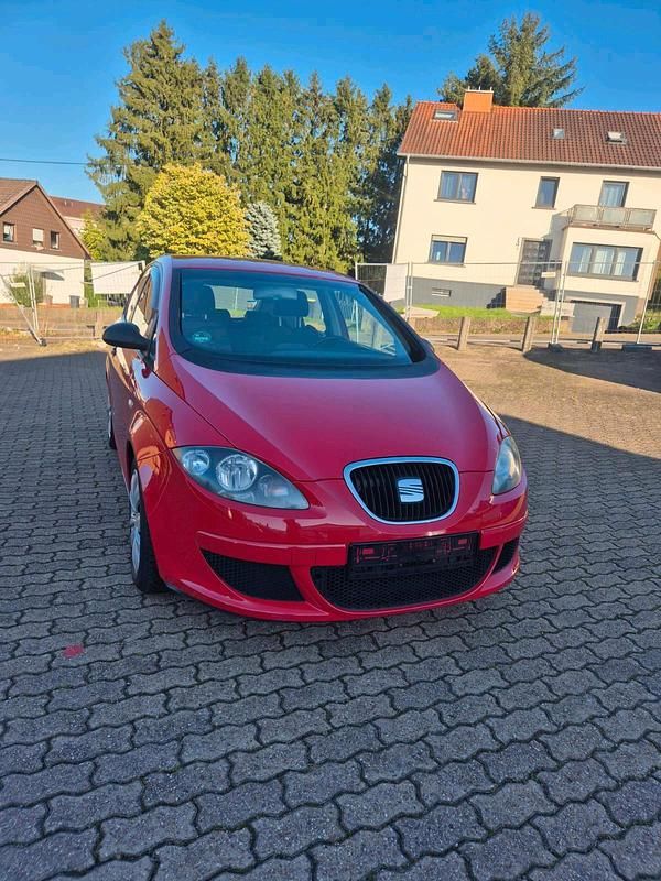 Rot Gebraucht 2006 Seat Altea Van / Kleinbus | 2.300 € (Fairer Preis) - Bild 1/4