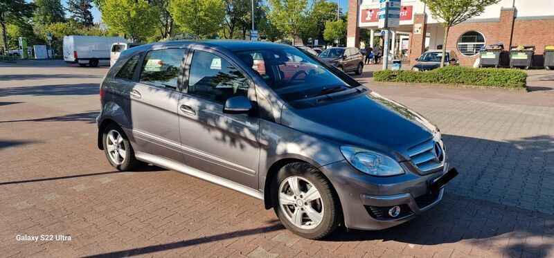 Grau Gebraucht 2009 Mercedes 200 Limousine | 3.500 € (Superpreis) - Bild 1/4