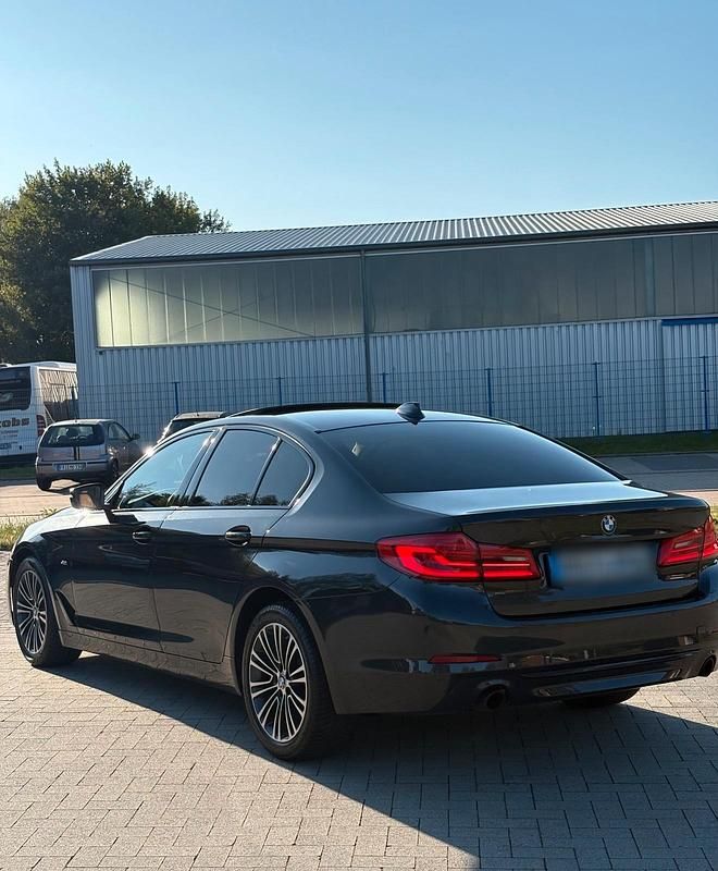 Grau Gebraucht 2017 BMW 520 Shadowline Limousine | 18.900 € (Guter Preis) - Bild 1/4