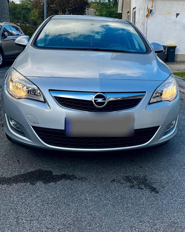 Second-hand Opel Astra 116 CP (85 kW) 2011 Argintiu Hatchback