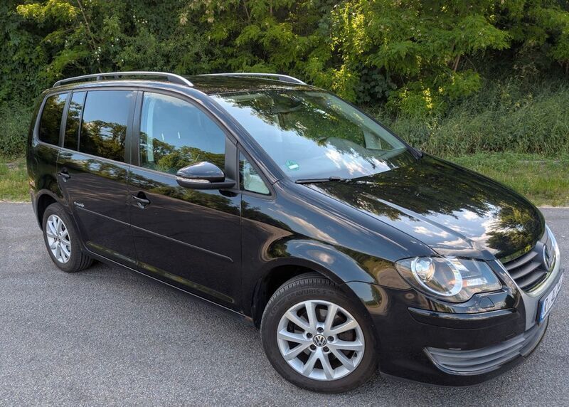 Schwarz Gebraucht 2010 VW Touran Freestyle Van / Kleinbus | 4.500 € (Superpreis) - Bild 1/4