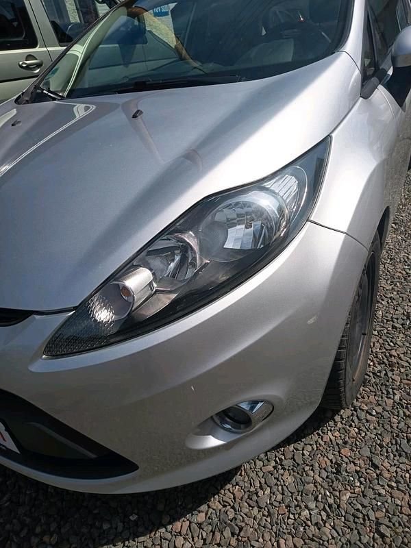 Gebraucht Ford Fiesta 82 PS (60 kW) 2012 Silber Kleinwagen