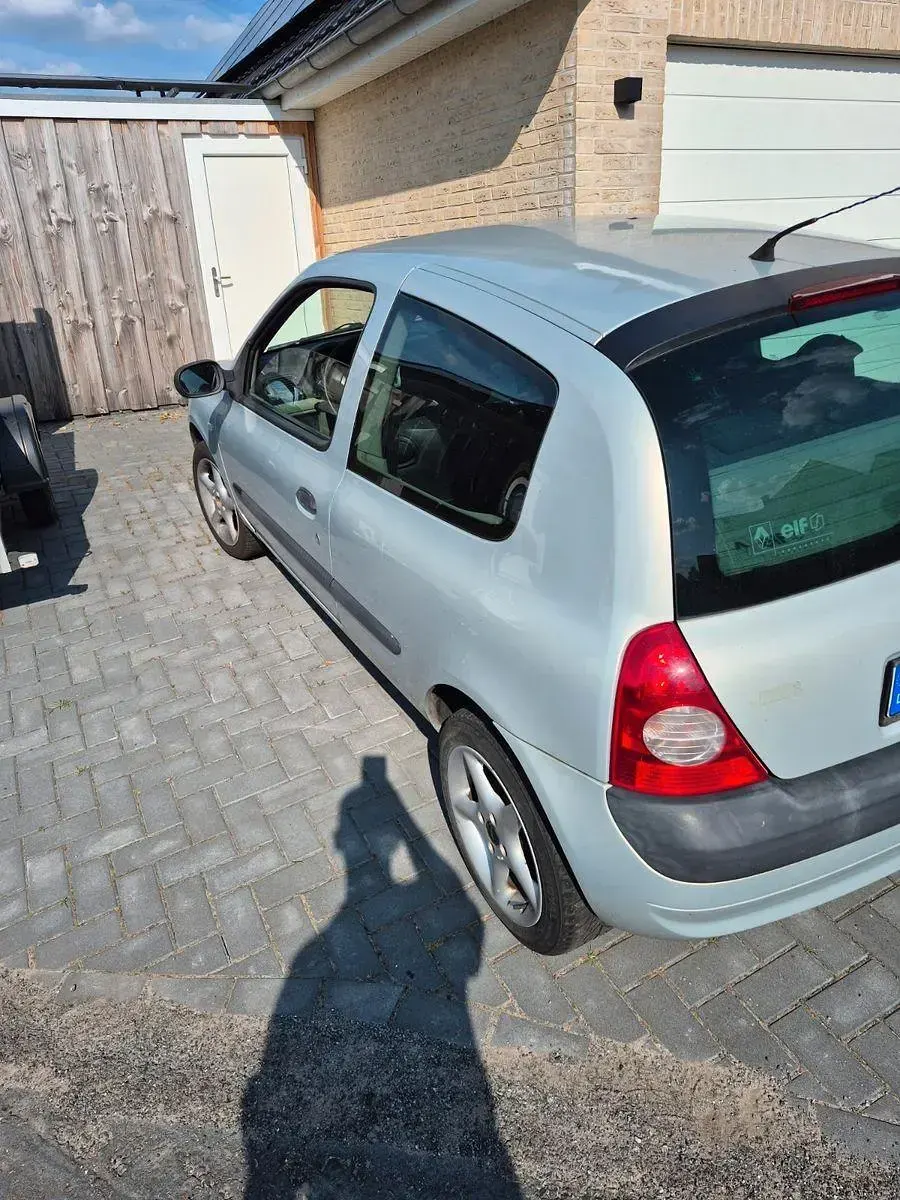 Gebraucht Renault Clio II Authentique 58 PS (42 kW) 2003 Silber Limousine