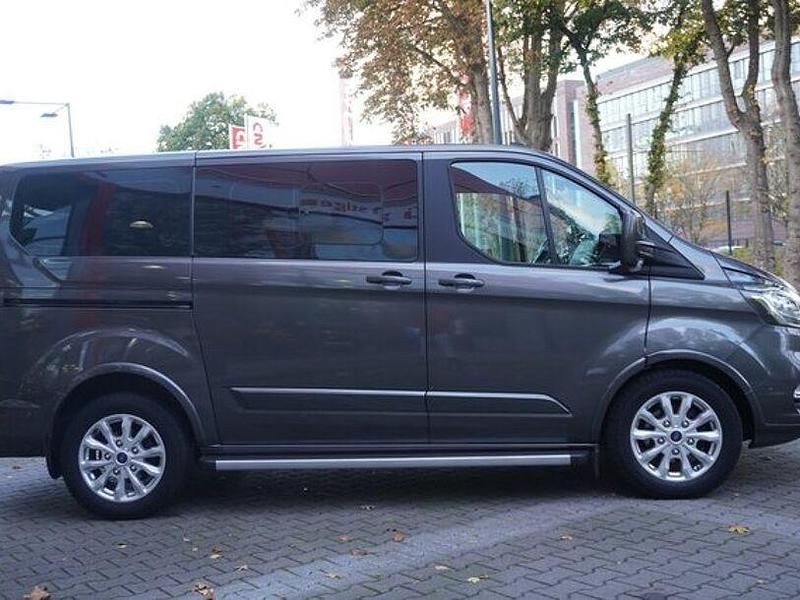 Gebraucht Ford Tourneo 131 PS (96 kW) 2021 Grau Van / Kleinbus