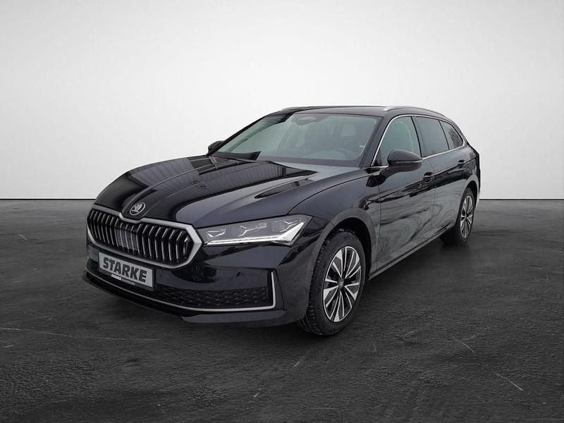 Neu Skoda Superb Selection 150 PS (110 kW) 2025 Schwarz (ebony schwarz metallic) Kombi