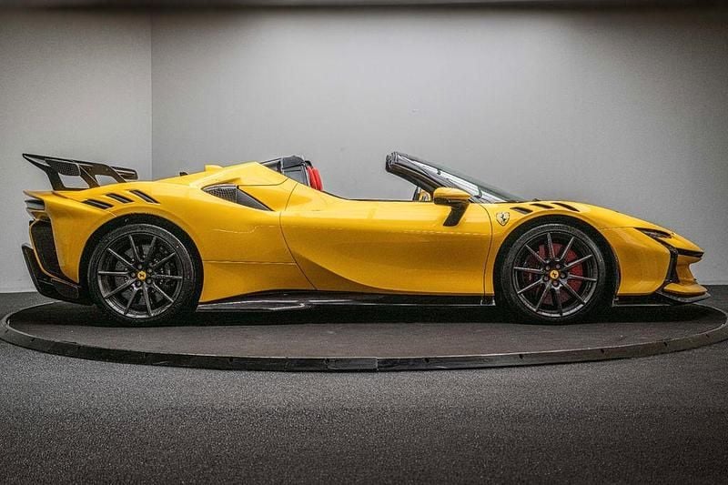 Gebraucht Ferrari SF90 2024 Gelb Cabrio