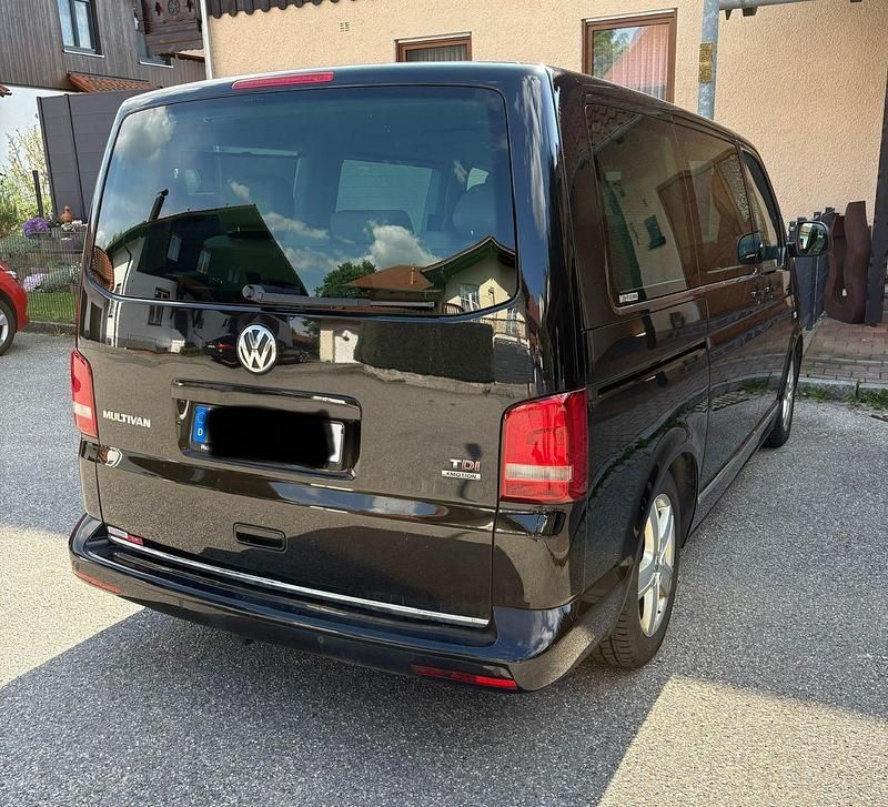 Second-hand VW Multivan Highline 179 CP (131 kW) 2014 Negru Monovolum