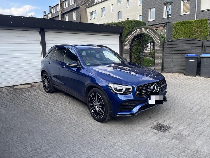 Blau Gebraucht 2020 Mercedes GLC200 AMG line SUV | 34.890 € (Superpreis) - Bild 1/4