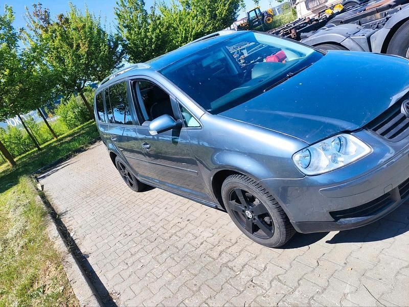 Grau Gebraucht 2004 VW Touran Van / Kleinbus | 1.800 € (Fairer Preis) - Bild 1/4