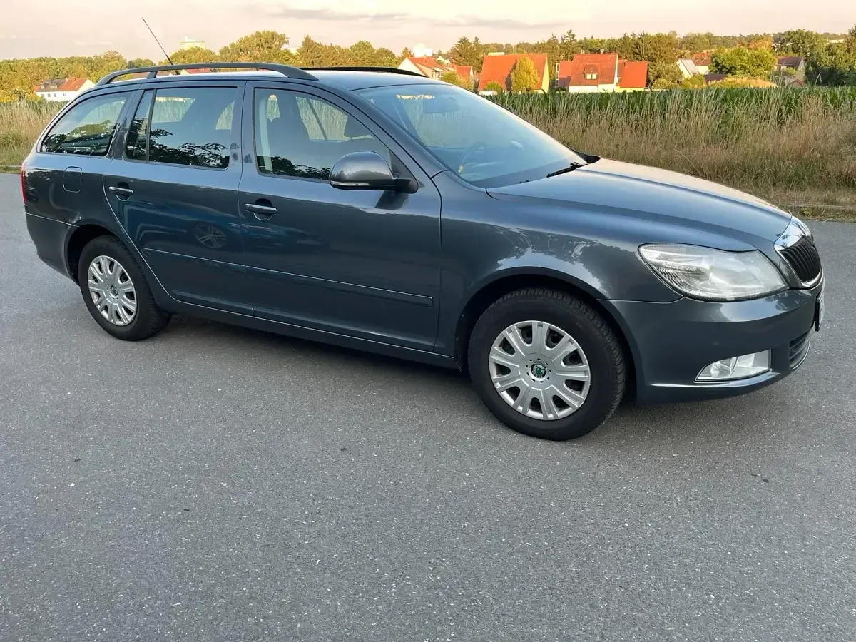 Gebraucht Skoda Octavia 105 PS (77 kW) 2012 Grau Kombi