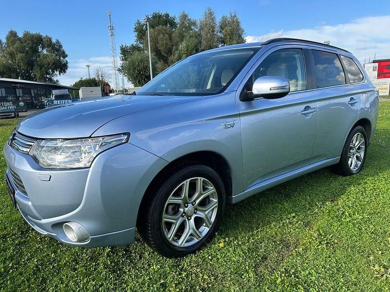 Blau Gebraucht 2016 Mitsubishi Outlander P-HEV Top SUV | 16.000 € (Guter Preis) - Bild 1/4