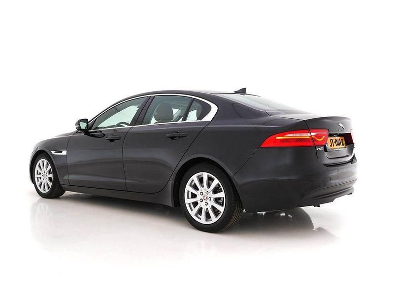 Gebraucht Jaguar XE Pure 165 PS (121 kW) 2016 Schwarz Limousine