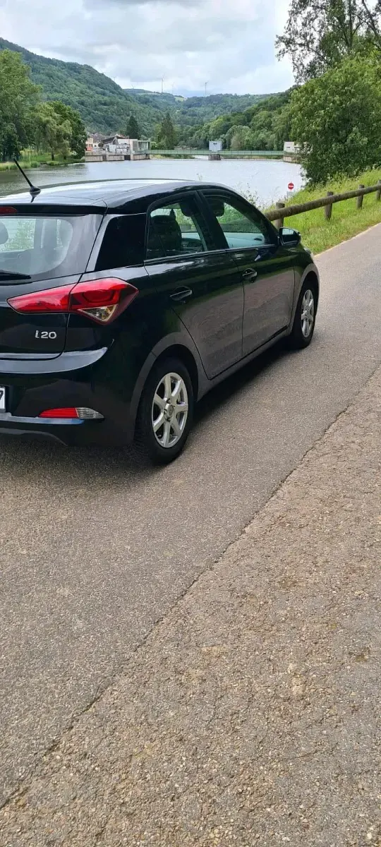 Gebraucht Hyundai i20 75 PS (55 kW) 2016 Schwarz Kleinwagen