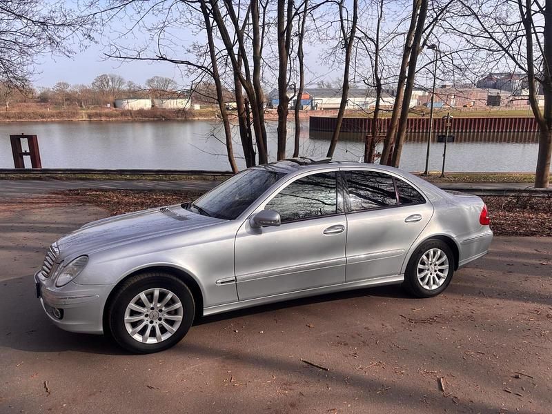 Gebraucht Mercedes E220 170 PS (125 kW) 2007 Silber Limousine