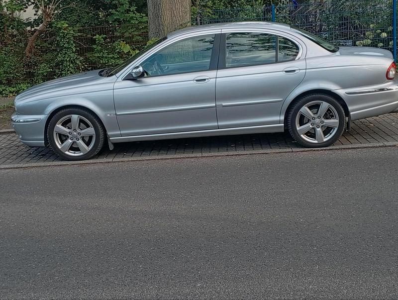 Silber Gebraucht 2007 Jaguar X-type Executive Limousine | 3.999 € (Teuer) - Bild 1/4