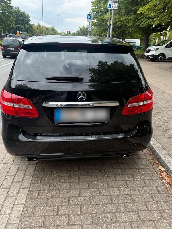 Schwarz Gebraucht 2013 Mercedes B180 Van / Kleinbus | 11.500 € - Bild 1/4