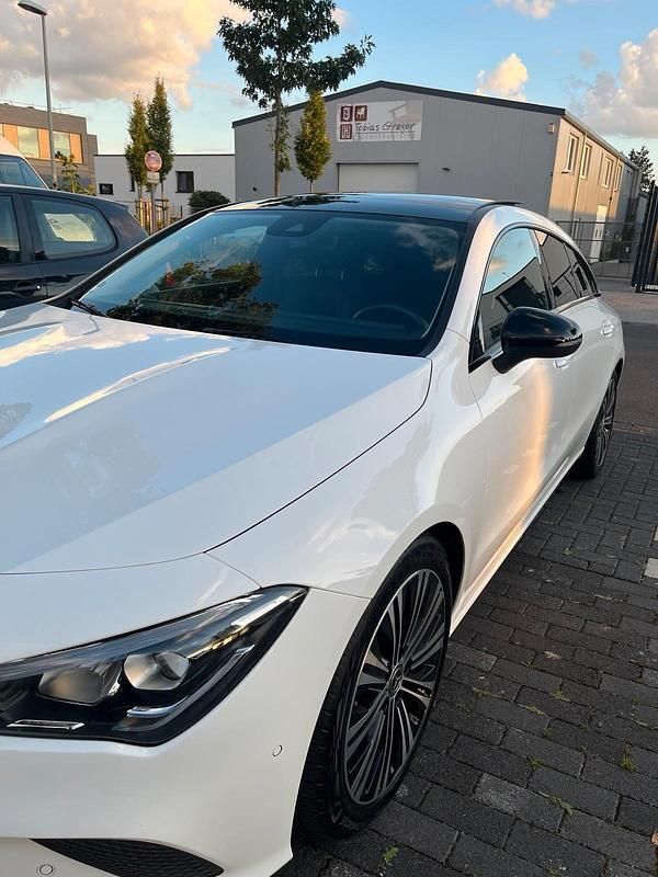Weiß Gebraucht 2021 Mercedes CLA200 Kombi | 27.500 € (Fairer Preis) - Bild 1/4