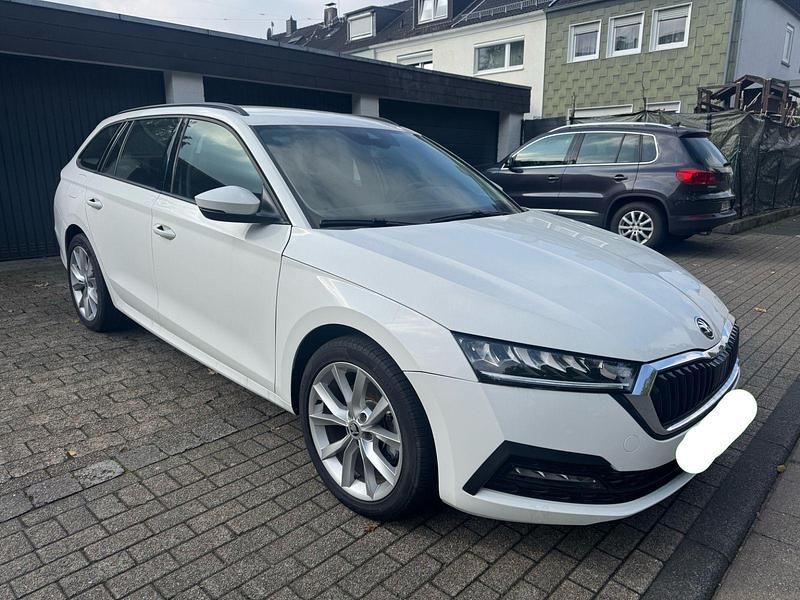 Weiß Gebraucht 2022 Skoda Octavia Ambition Kombi | 20.950 € (Superpreis) - Bild 1/4